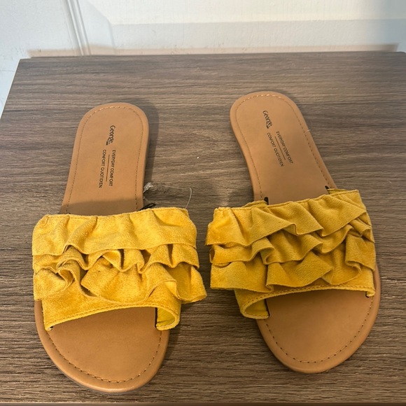 NWOT BOX GEORRGE SLIDE IN RUFFLED FLATS IN MUSTARD COLOUR IN SIZE 9 - Picture 2 of 4